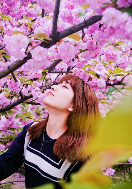 美女精致眉眼光滑牛奶肌