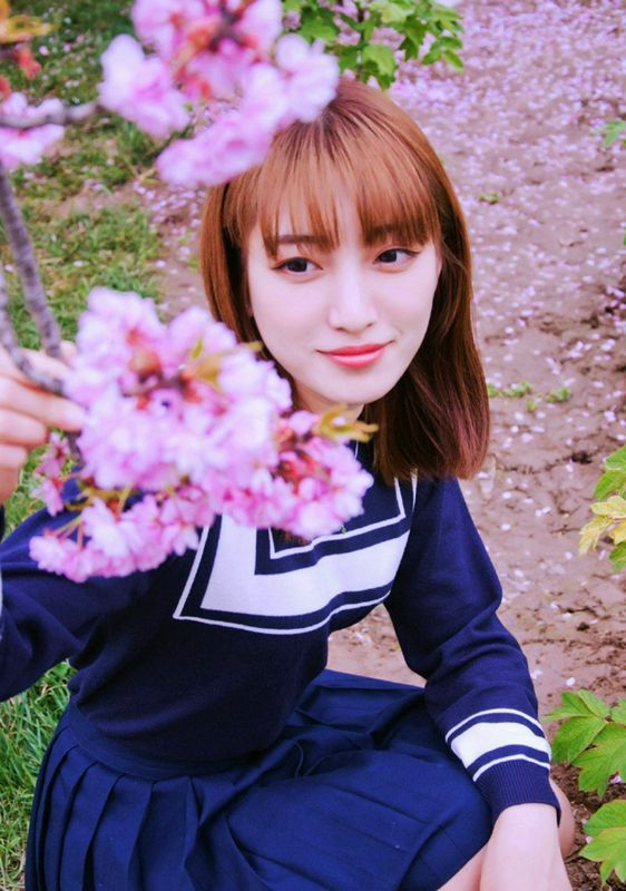 美女精致眉眼光滑牛奶肌