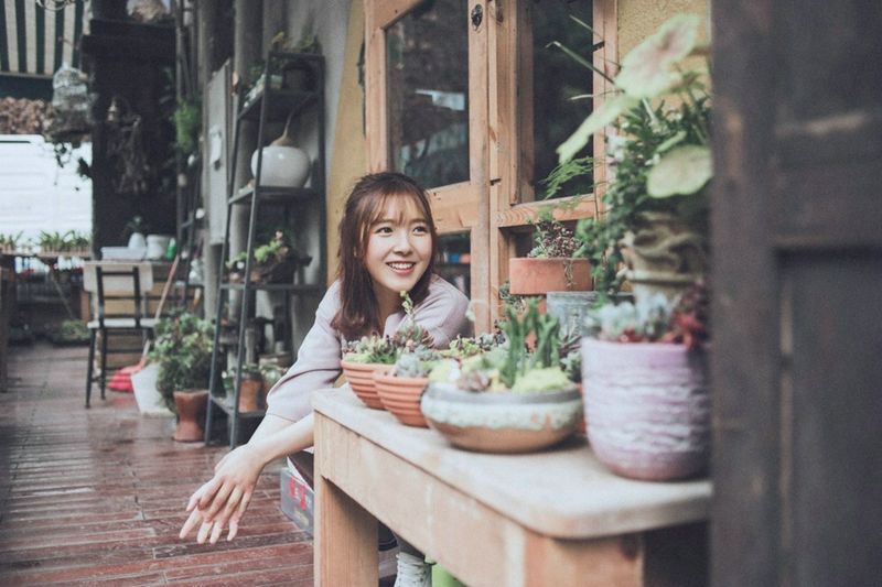 美女精致眉眼光滑牛奶肌