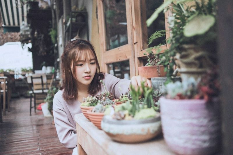 美女精致眉眼光滑牛奶肌