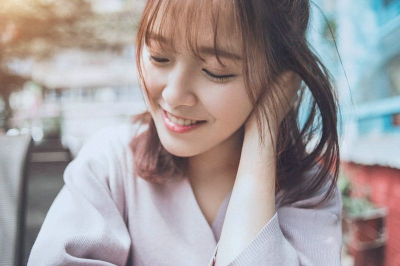 美女精致眉眼光滑牛奶肌