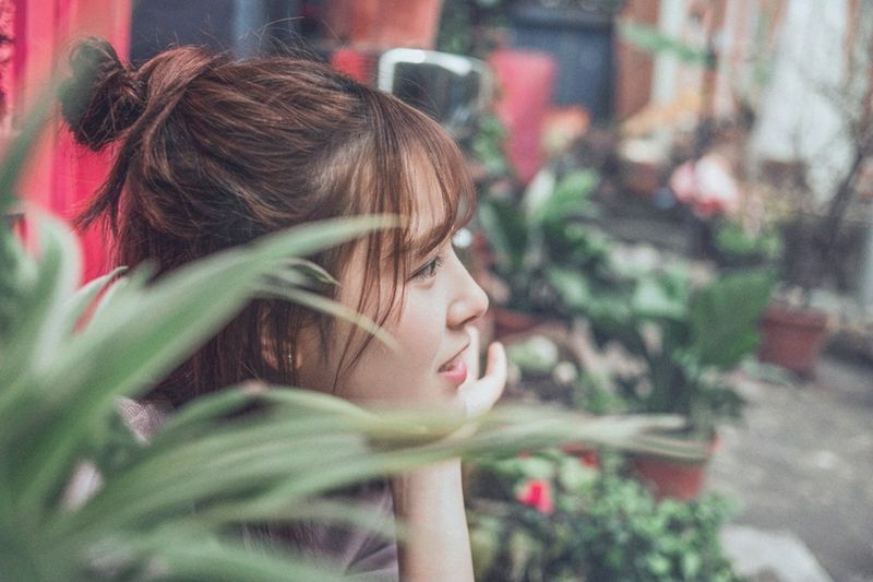 美女精致眉眼光滑牛奶肌