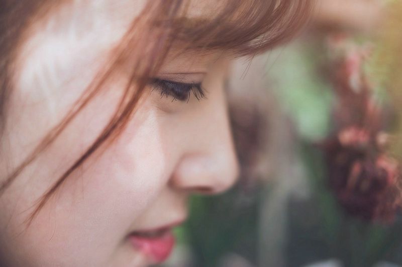 美女精致眉眼光滑牛奶肌