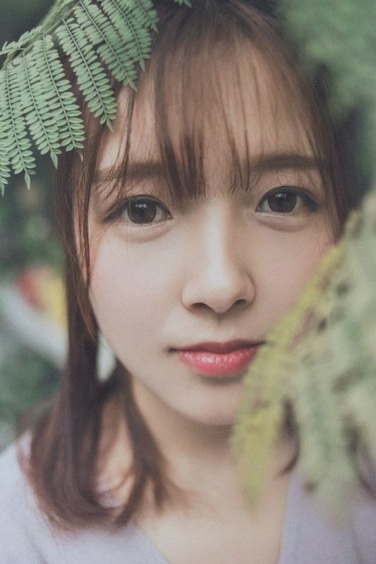 美女精致眉眼光滑牛奶肌