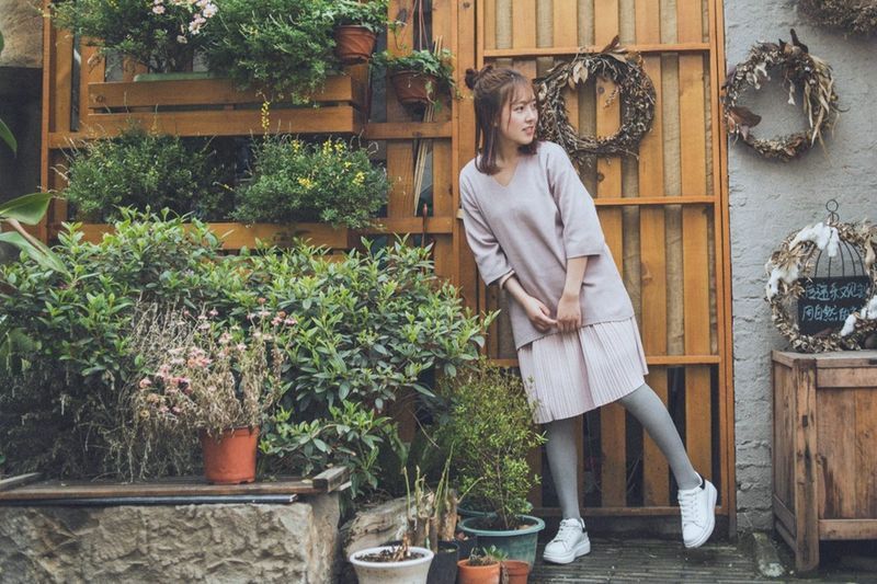 美女精致眉眼光滑牛奶肌