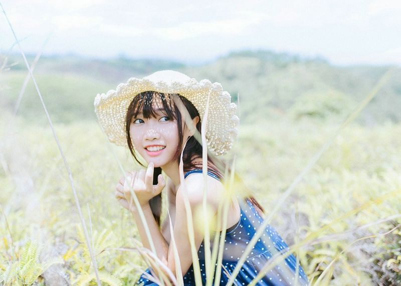 美女精致眉眼光滑牛奶肌
