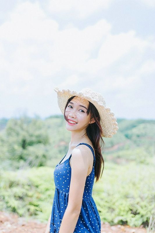 美女精致眉眼光滑牛奶肌