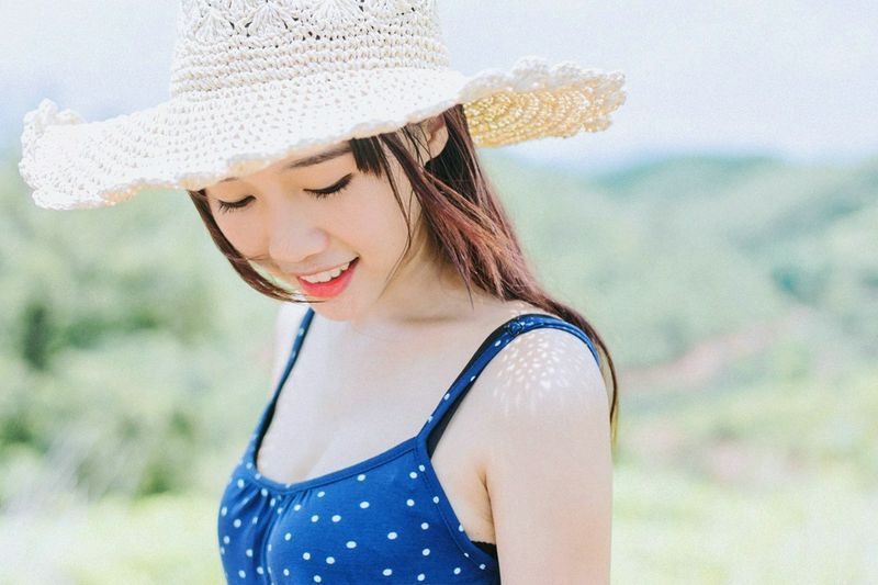 美女精致眉眼光滑牛奶肌
