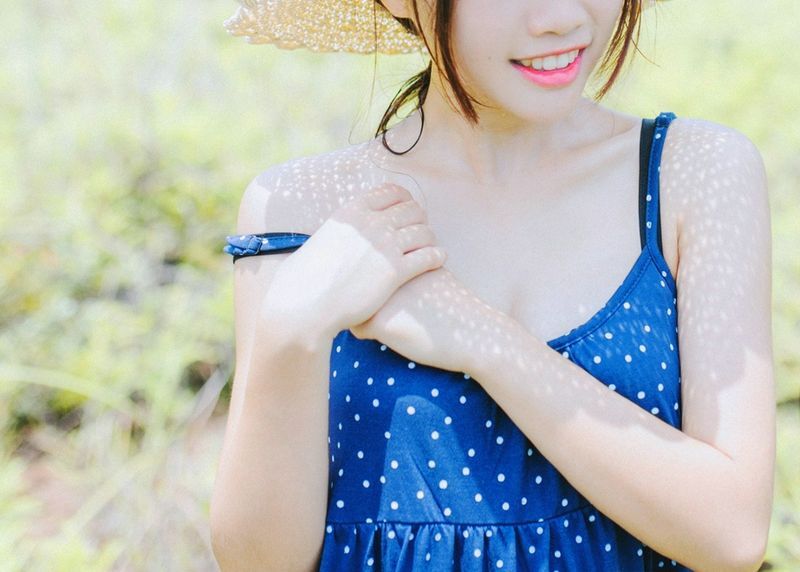 美女精致眉眼光滑牛奶肌