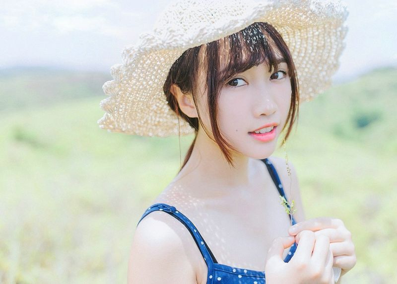 美女精致眉眼光滑牛奶肌