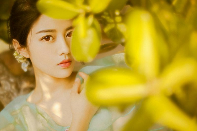 美女精致眉眼光滑牛奶肌