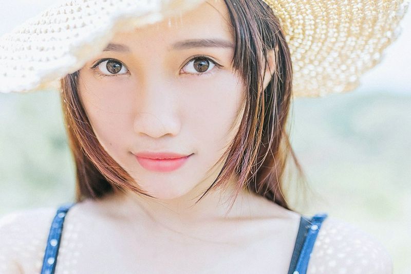 美女精致眉眼光滑牛奶肌