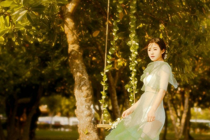 美女精致眉眼光滑牛奶肌