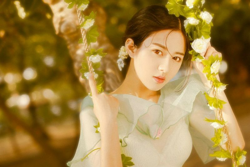 美女精致眉眼光滑牛奶肌