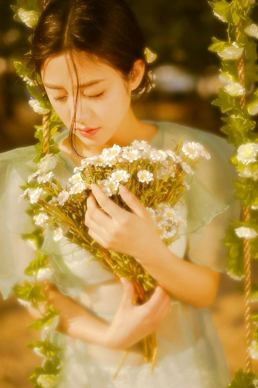 美女精致眉眼光滑牛奶肌