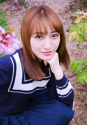 美女精致眉眼光滑牛奶肌