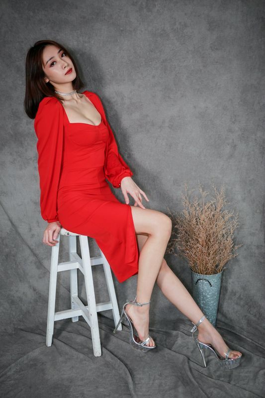 台模美腿系列长腿美模段璟乐红色小礼服高跟美腿外拍