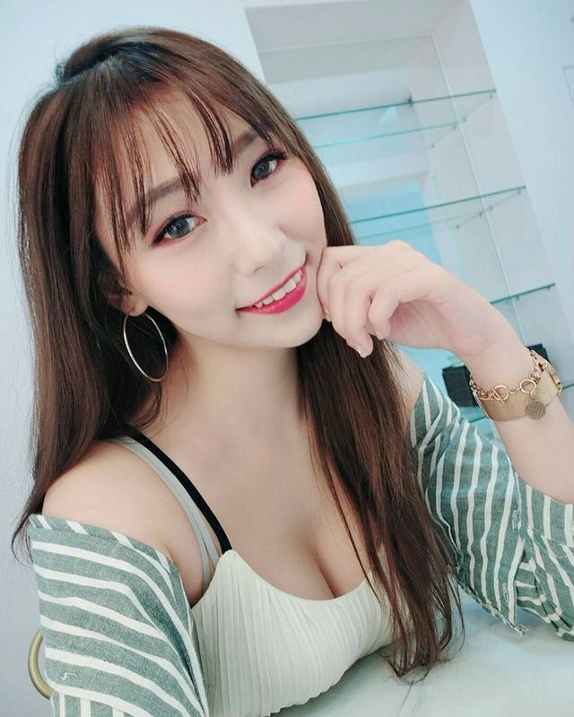 直播主薇娜Verna爆乳夹胸引诱人犯罪