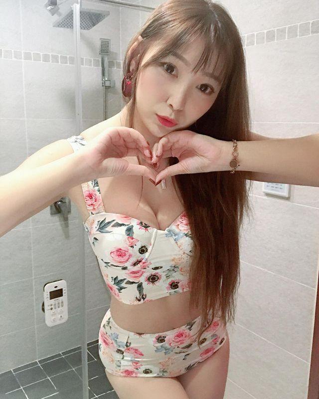 直播主薇娜Verna爆乳夹胸引诱人犯罪