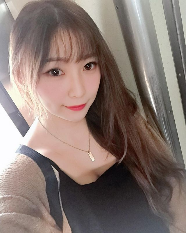 直播主薇娜Verna爆乳夹胸引诱人犯罪