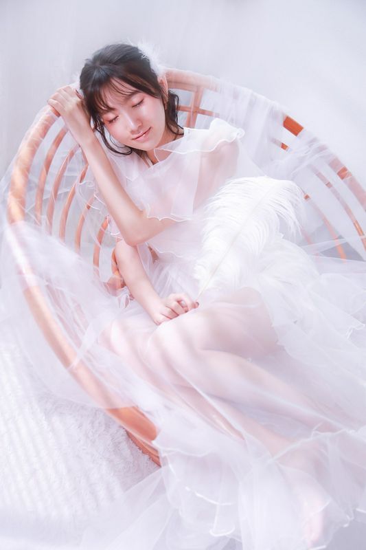 白纱裙美女白嫩性感诱人写真图片