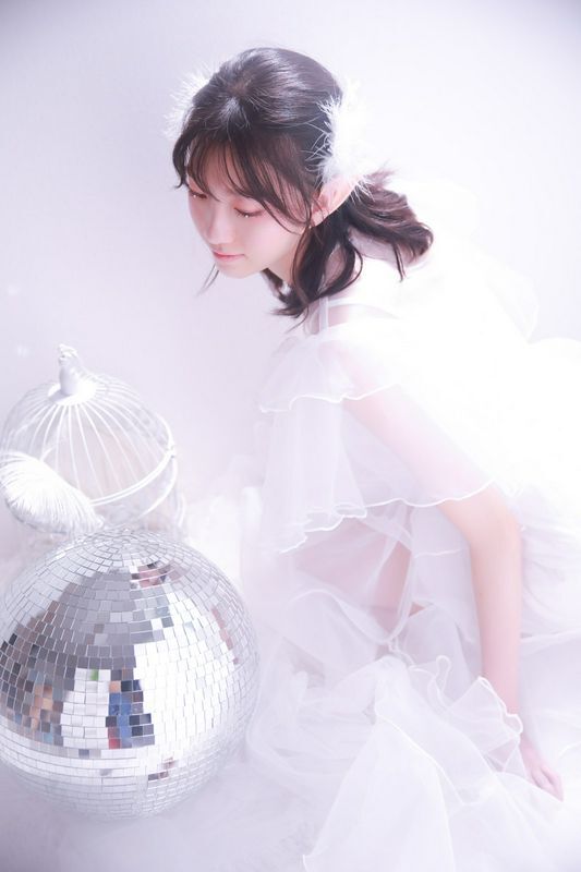 白纱裙美女白嫩性感诱人写真图片