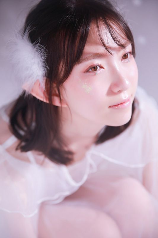 白纱裙美女白嫩性感诱人写真图片