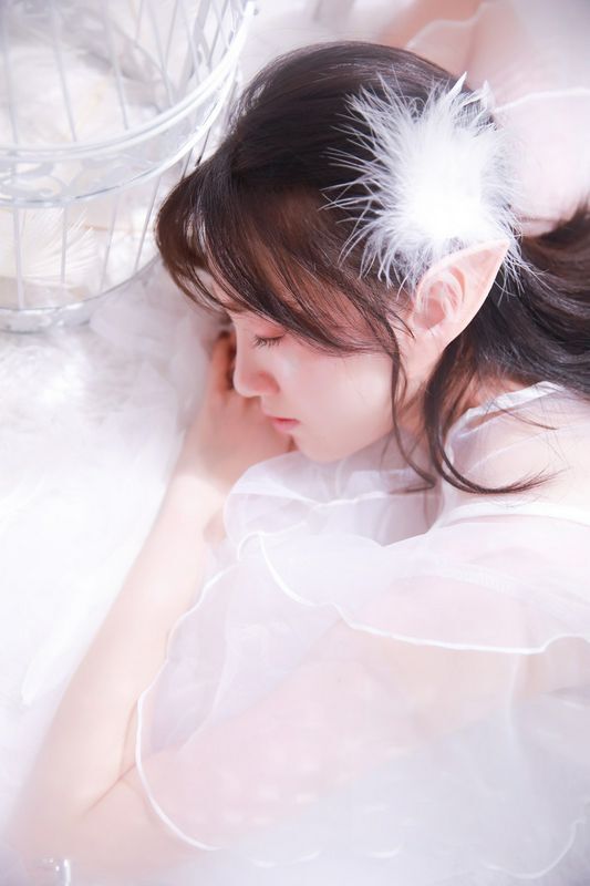白纱裙美女白嫩性感诱人写真图片