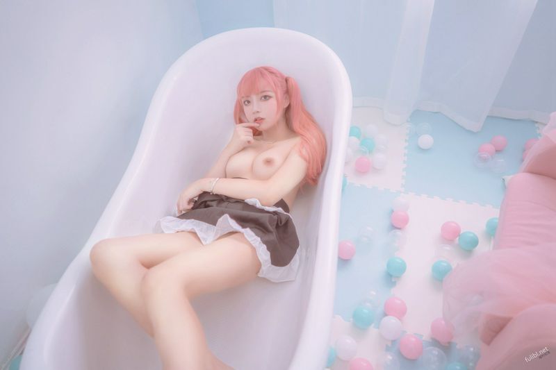 一只云烧绯红女仆