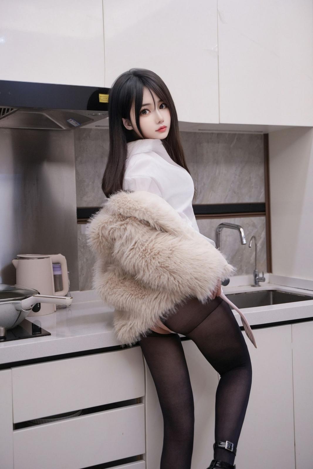秀人网黑丝美足林月月--性感厨房料理