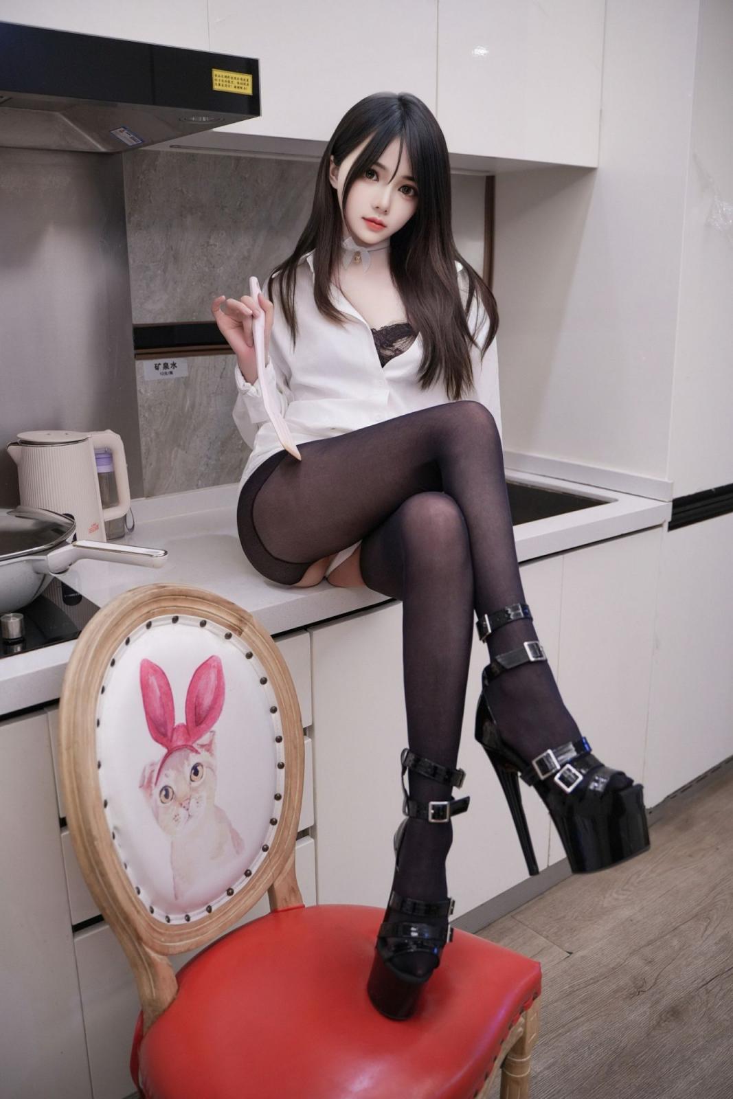 秀人网黑丝美足林月月--性感厨房料理