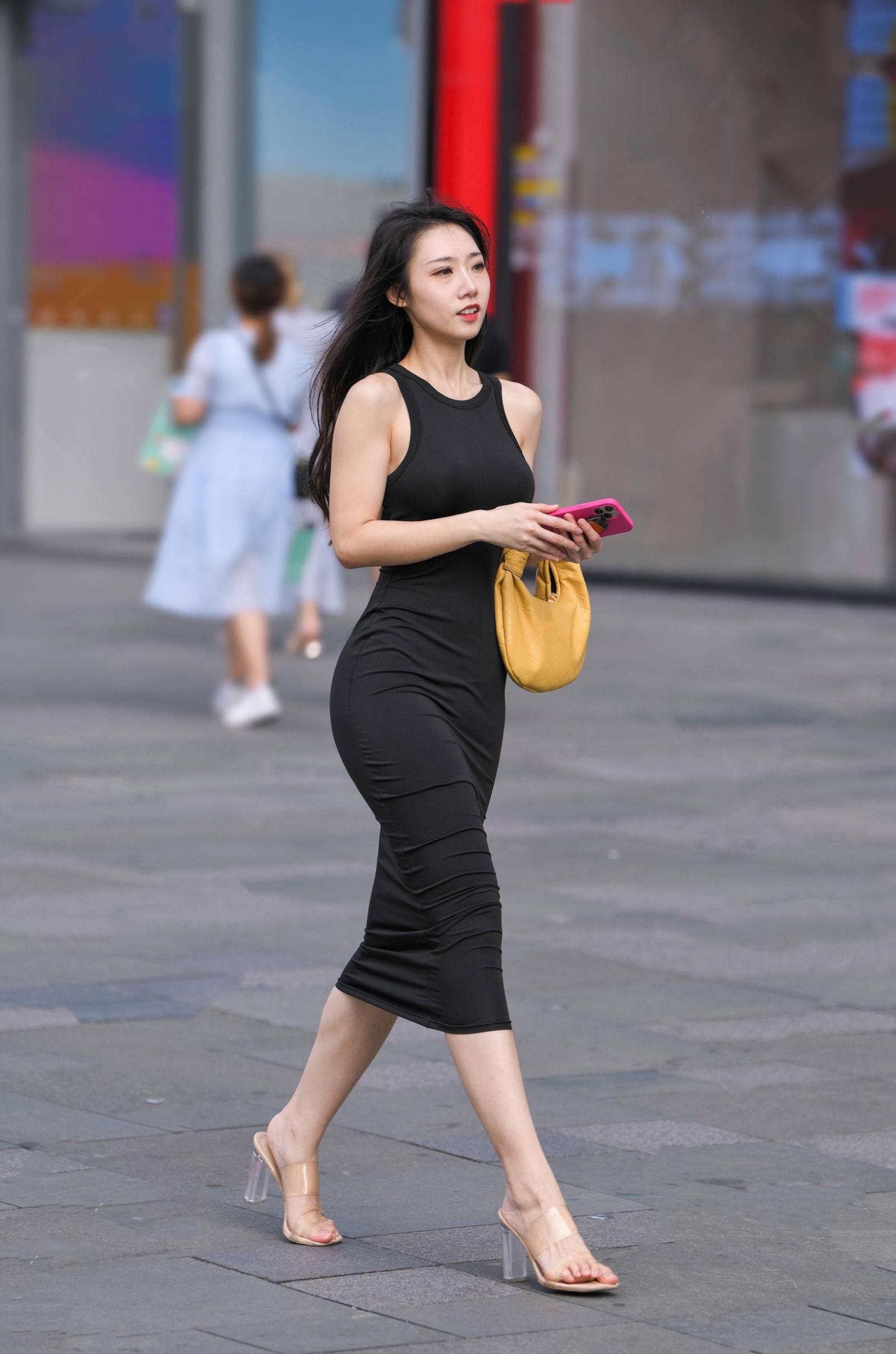 这妞一过满大街的人都硬了