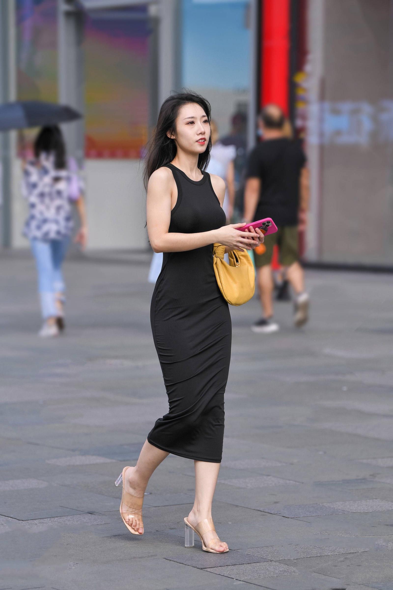 这妞一过满大街的人都硬了
