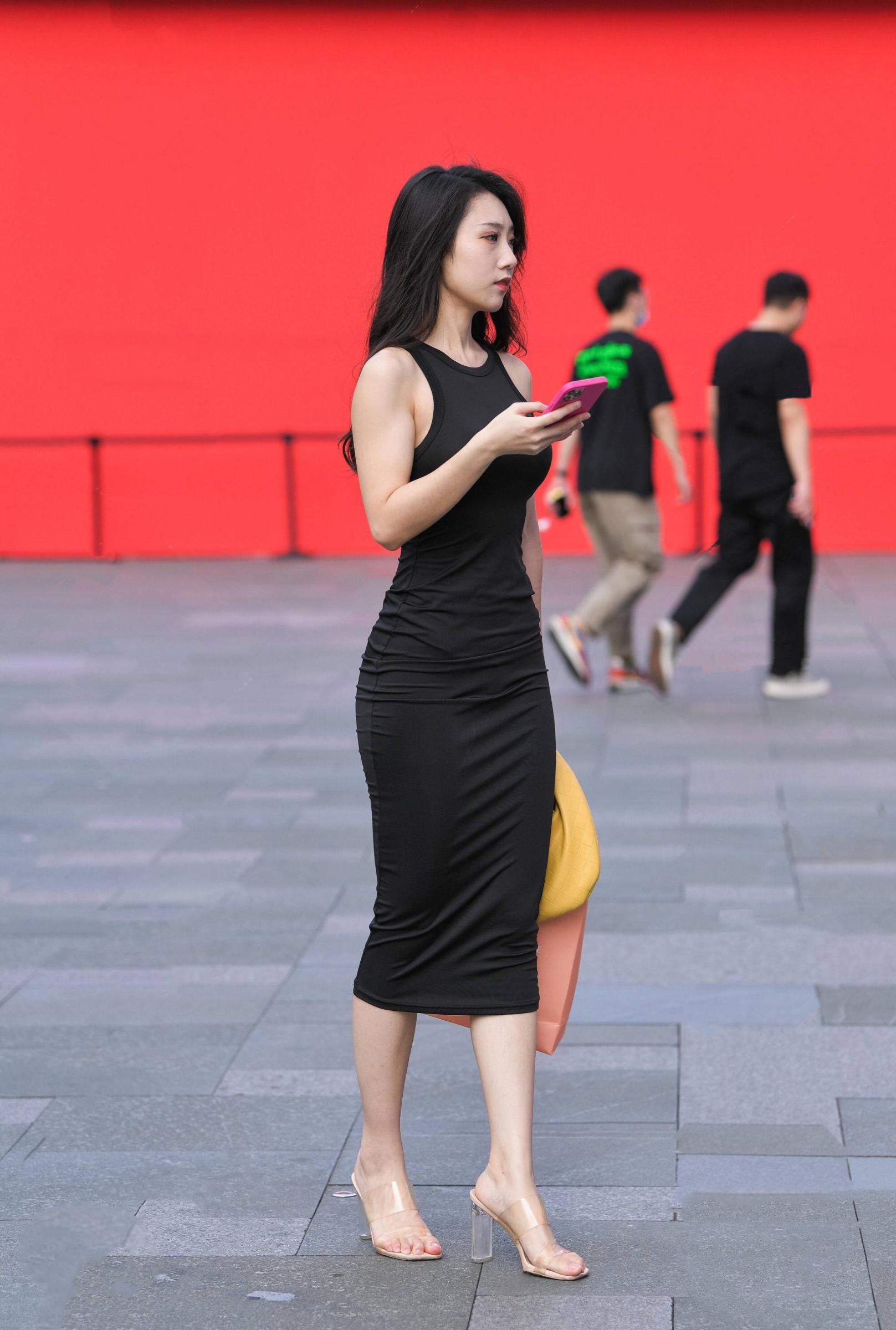 这妞一过满大街的人都硬了