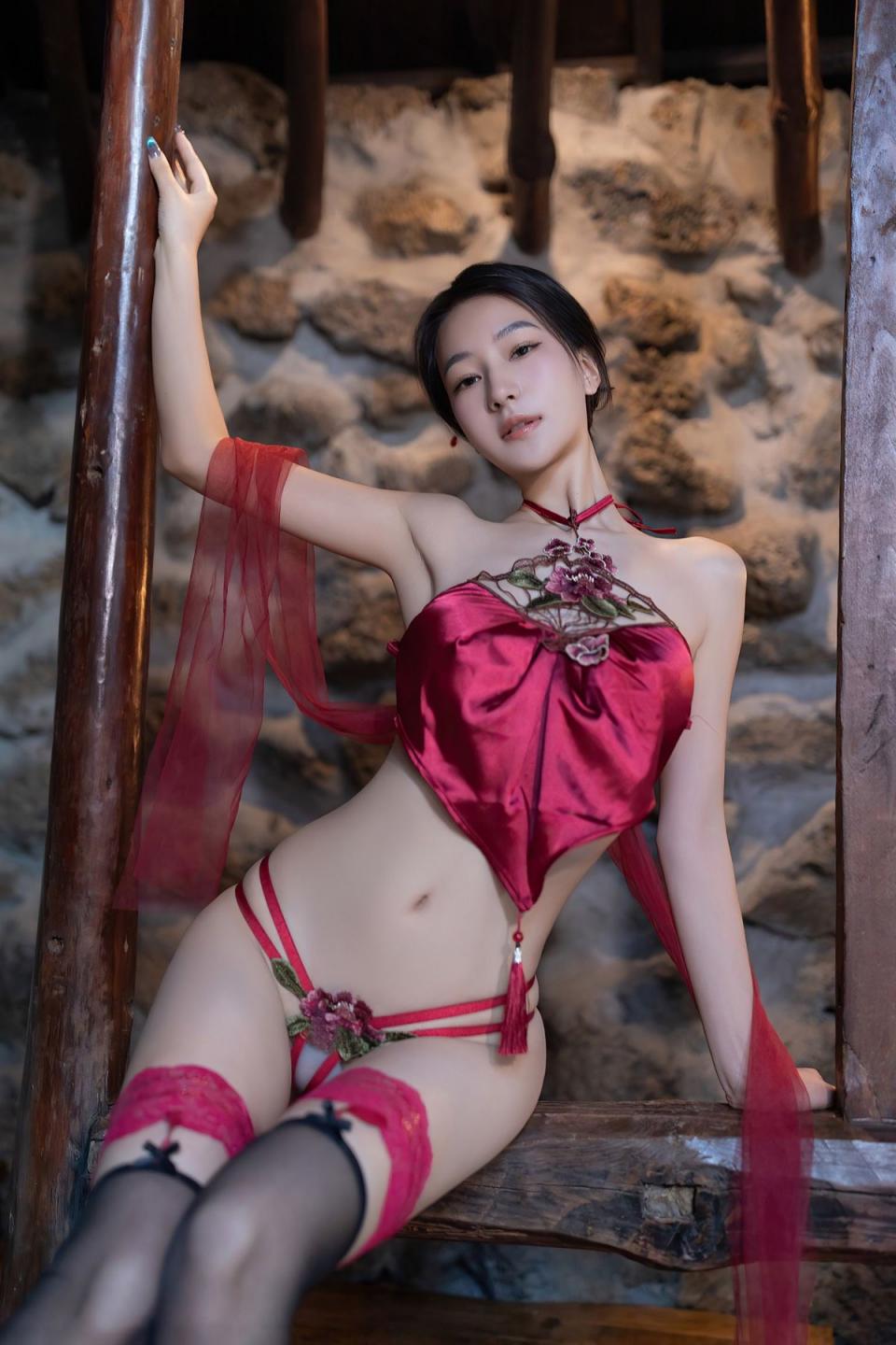 桑拿房后入熊小诺，用这个骚屁股服侍你