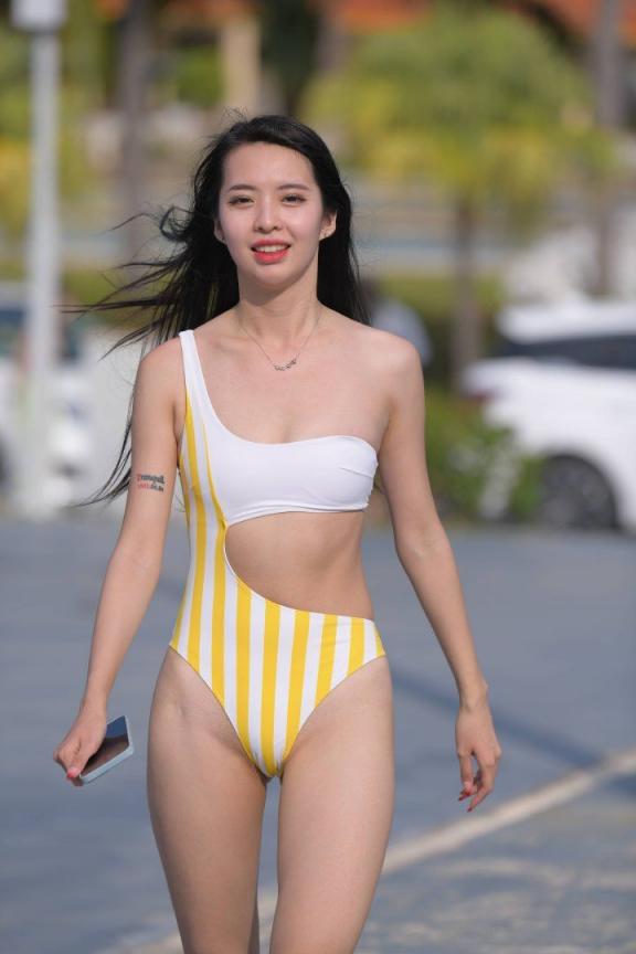 夏天最美的风景当然是比基尼小姐姐啦