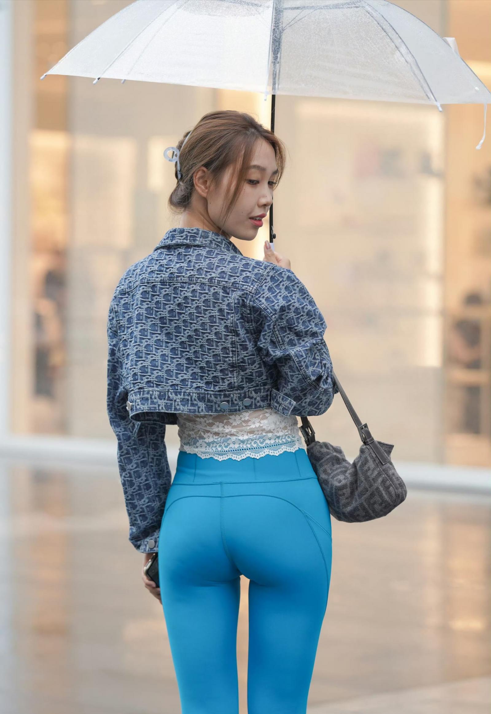 瑜伽裤若隐若现的骆驼趾