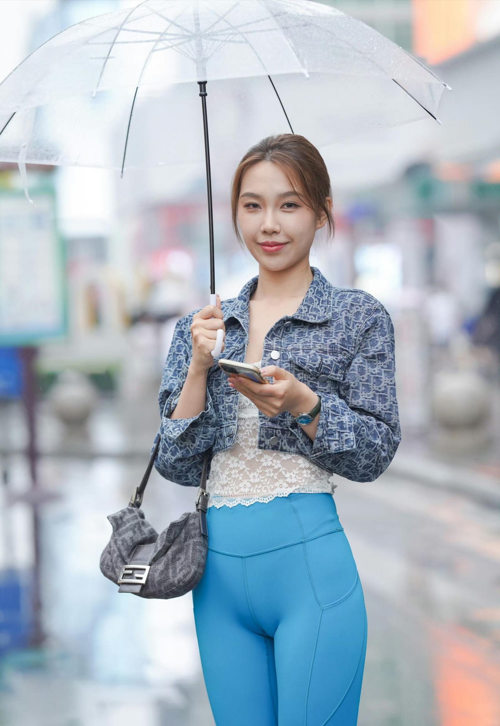瑜伽裤若隐若现的骆驼趾