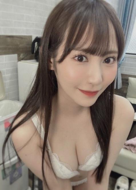 年轻的妹子，胸器逼人
