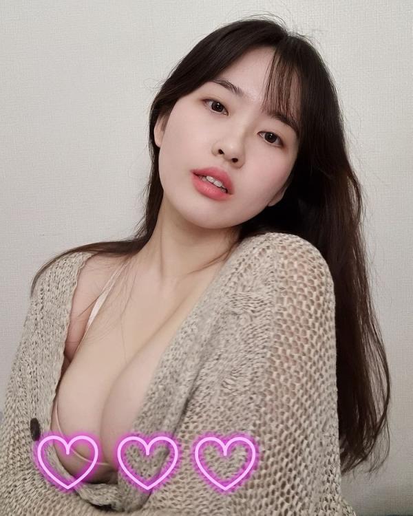 年轻的妹子，胸器逼人