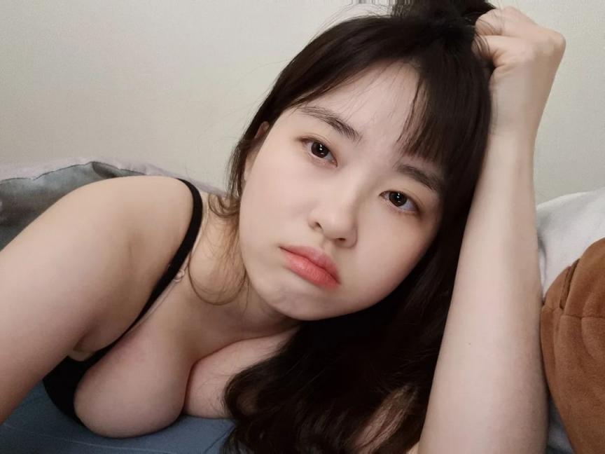 年轻的妹子，胸器逼人