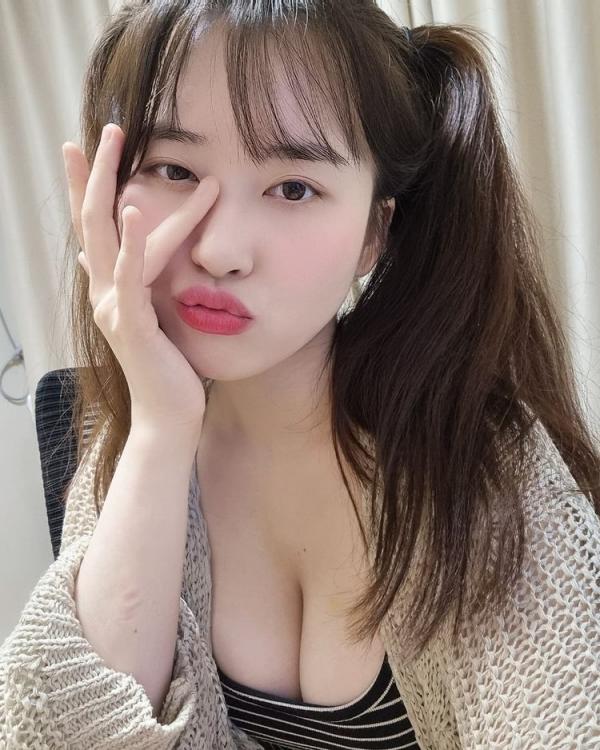 年轻的妹子，胸器逼人