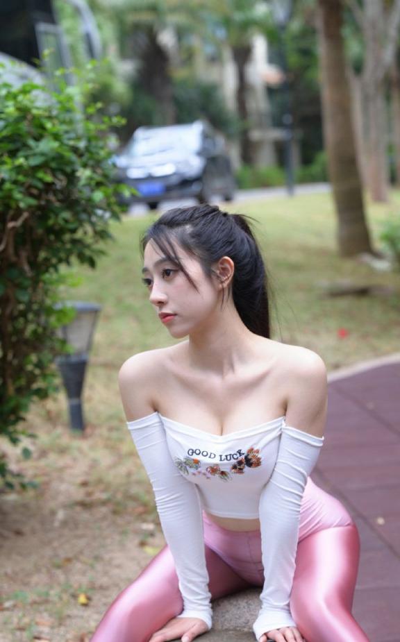 瑜伽裤妹子，闻一闻舔一舔[27P]