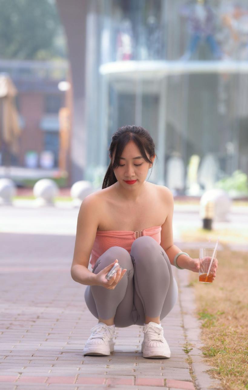 瑜伽裤妹子，闻一闻舔一舔[27P]