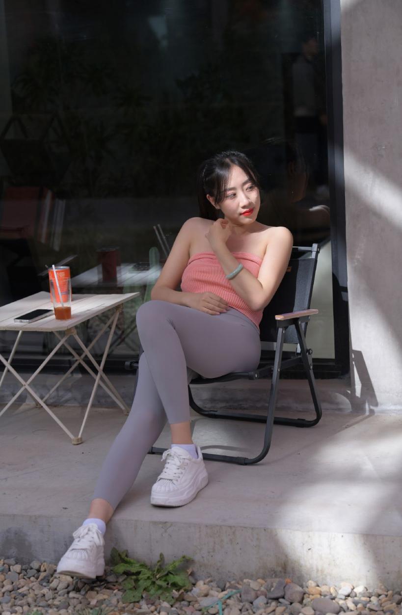 瑜伽裤妹子，闻一闻舔一舔[27P]