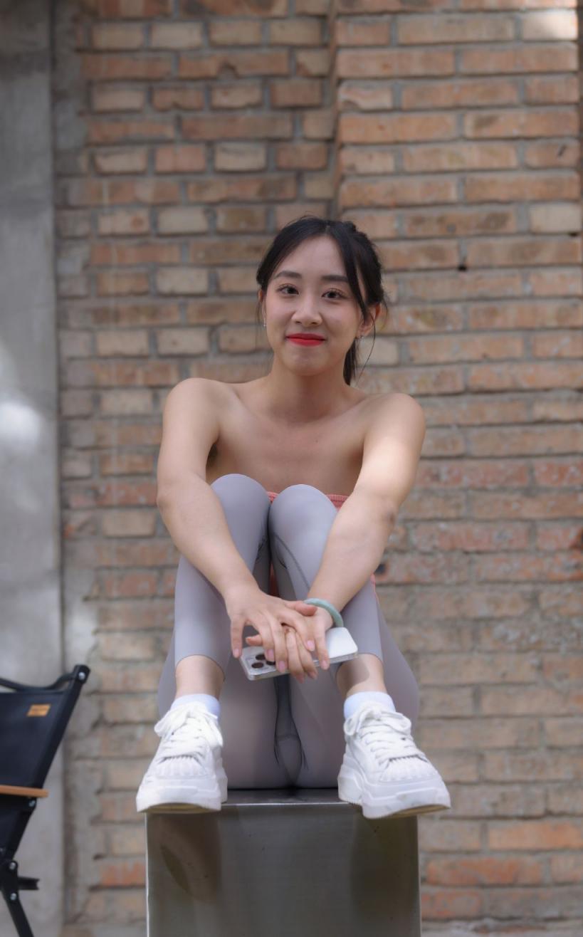 瑜伽裤妹子，闻一闻舔一舔[27P]