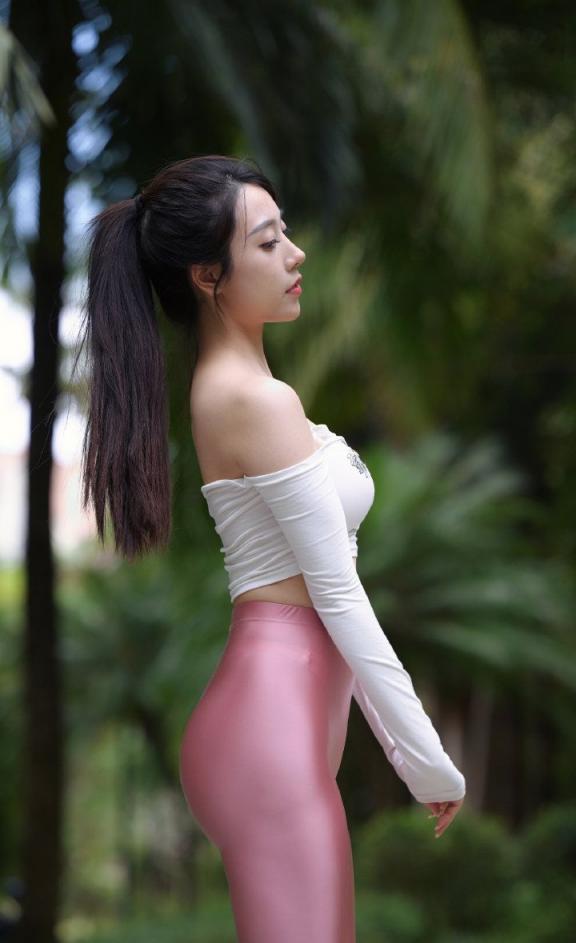 瑜伽裤妹子，闻一闻舔一舔[27P]