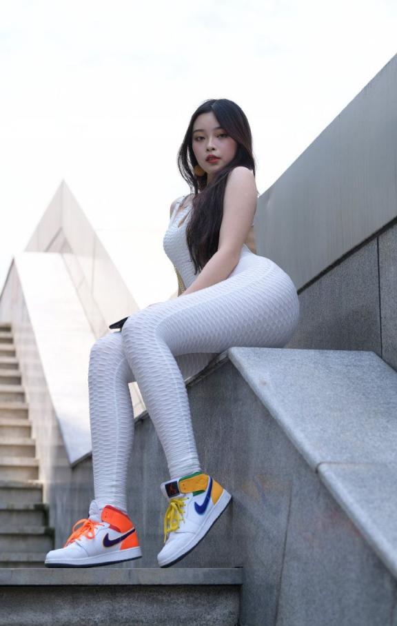 瑜伽裤妹子，闻一闻舔一舔[27P]