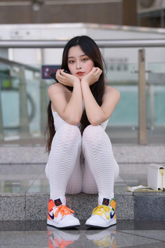 瑜伽裤妹子，闻一闻舔一舔[27P]