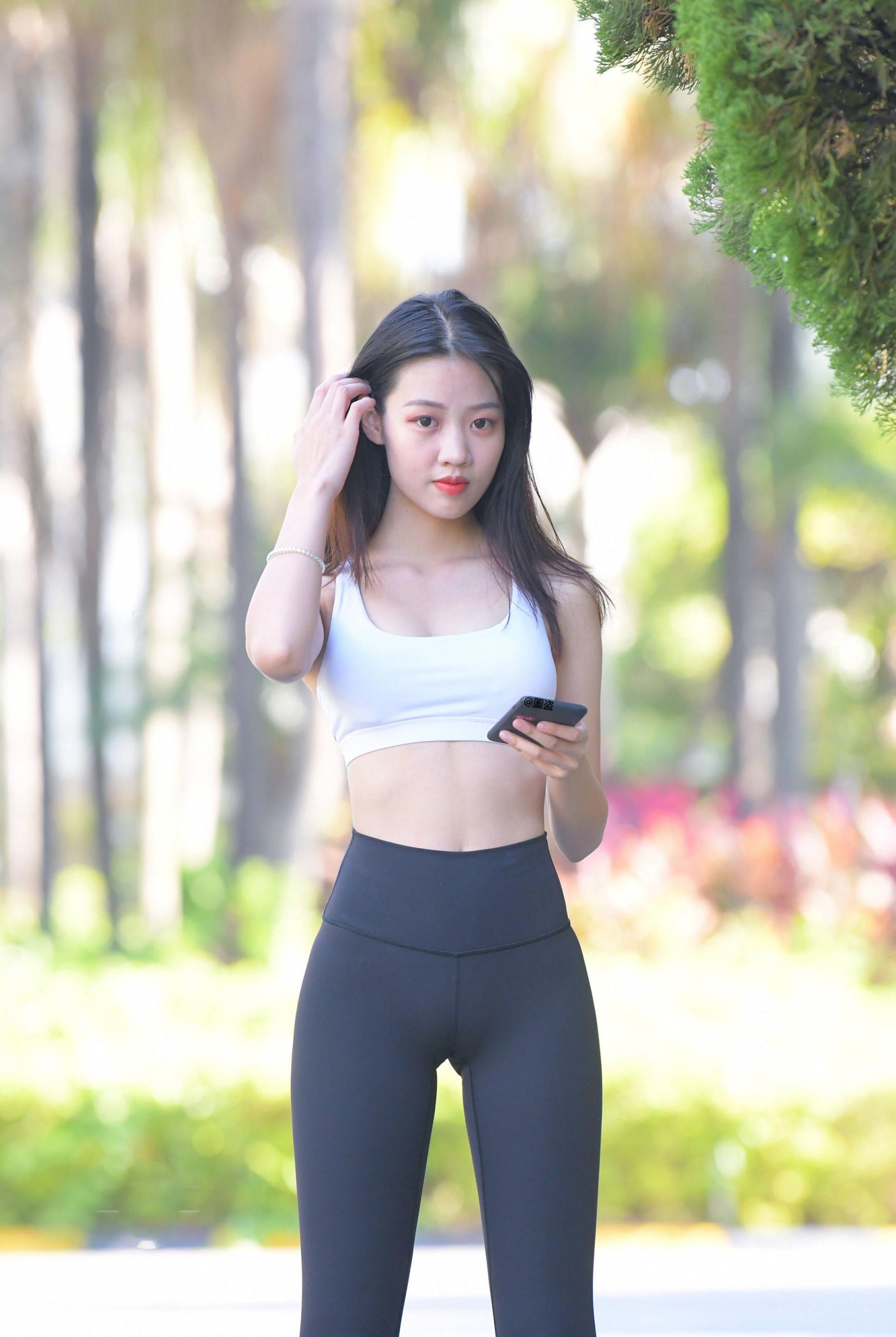 亮点自寻！小姐姐紧身裤勒出性感身材[18P]